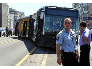 İki metrobüs çarpıştı: 5 yaralı