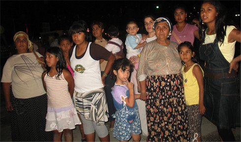 Yağmura aldırmadan göbek atıp attılar