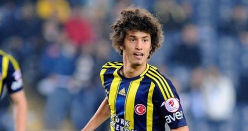 Salih Uçan,  sergilediği futbolla dikkati çekiyor