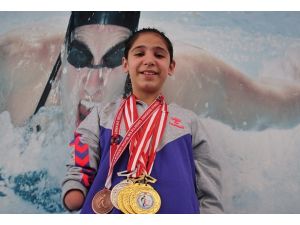 Engelli yüzücü 5 madalya kazandı