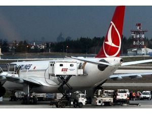 THY uçağına yükleme aracı çarptı