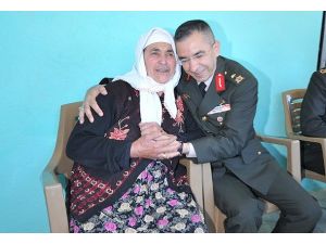 Komutanlardan şehit annesine ziyaret
