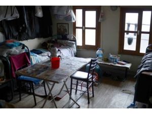 Hayata bekar odalarında tutundular