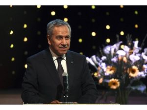 Arınç "belgesel" için Paris'e gitti