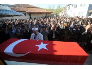 Şehit asker toprağa verildi
