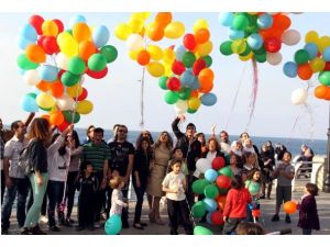 Balonla "Mezhepçiliği bırakın" mesajı