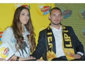 Sneijder Türkiye'ye alışıyor