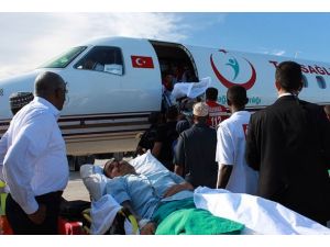 Yaralıları taşıyan uçak Türkiye'de