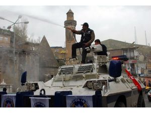 TOMA'lar bu kez gül suyu sıktı