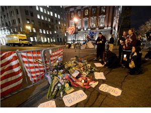 Mum ve çiçeklerle kurbanları anıyorlar