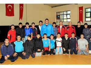 Milli güreşçiler Bakü yolcusu