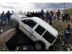 Otomobil yol kenarında yürüyenlere çarptı