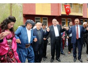 Hakkari'de davul-zurnalı karşılama