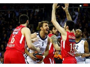 Anadolu Efes seride öne geçti