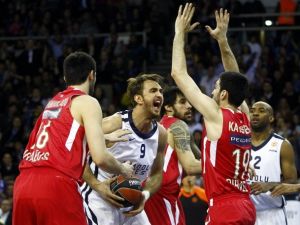 Anadolu Efes seride durumu 2-1 yaptı