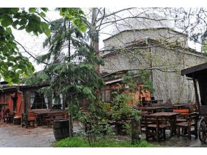 Osmanlı camisinin bahçesinde içki servisi