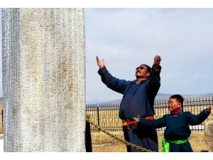 Tonyukuk Anıtları, Moğol bekçi Cau ile torununa emanet