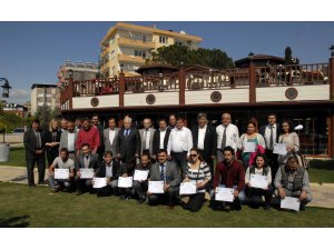 Başarılı olan kursiyerlere sertifikalar aldılar