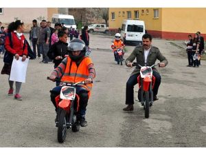 Hakkarili çocuklara motosiklet sürüş eğitimi