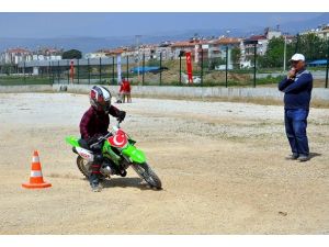 Çocuklara motosiklet sürüş eğitimi
