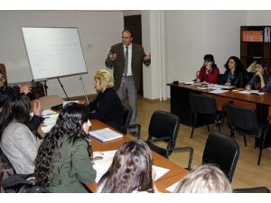 Müvekkilleriyle iletişim için Kürtçe öğreniyorlar