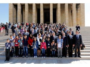 Bakan Avcı çocuklarla Anıtkabir'de