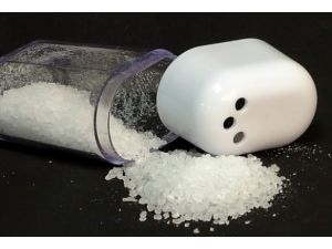 Çocukların yemeğine tuz atmayın