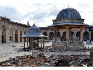 Tarihi Emevi Camisi yok oluyor