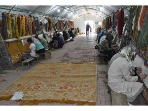 Acılarından halı dokuyarak uzaklaşıyorlar