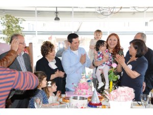 Eliz Bebeğin İlk Doğum Gününü Ailesi ve Dostlarıyla Kutlandı