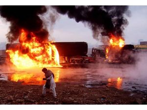 Afganistan'da otobüs yanan kamyona çarptı