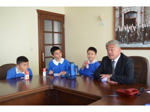 Başkan Acar'a minik ziyaretçiler