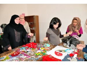 Yetimler için el işi yapıyorlar