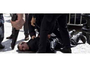 İtalya'da Başbakanlık Sarayı'na silahlı saldırı