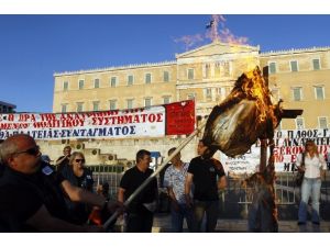 Komşuda 15 bin memur işten çıkarılacak