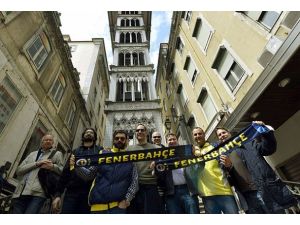 Lizbon sokakları sarı-laciverte büründü