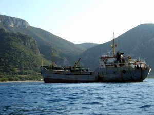 Datça'da kayalıklara oturan kuru yük gemisi kurtarıldı