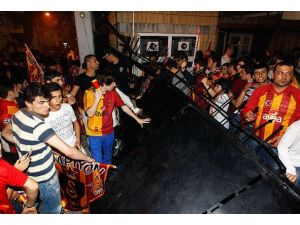 Taraftarlar kapıyı kırdı