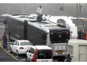 Metrobüs üzerinde ceset bulundu 