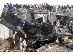 Pakistan'da miting kana bulandı