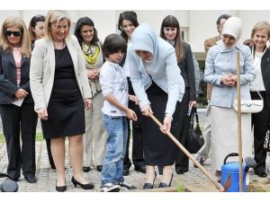 Engelli çocuklarla gül fidanı dikti