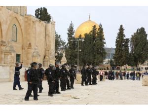 Asker korumasında Mescid-i Aksa'ya girdiler