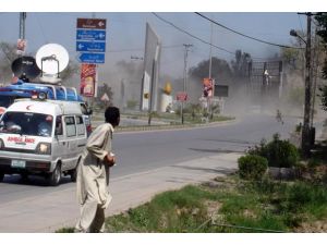 Pakistan'da seçim konvoyuna saldırı