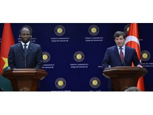 Konuk bakan baygınlık geçirdi