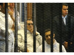 Mübarek'in yeniden hakim karşısında