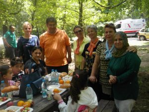 Anaların eli öpülür