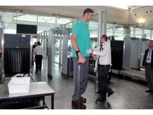 "Dünyanın en uzun boylu adamı" ABD'ye uğurlandı