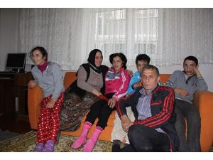 Hayatlarını engelli çocuklarına adadılar 