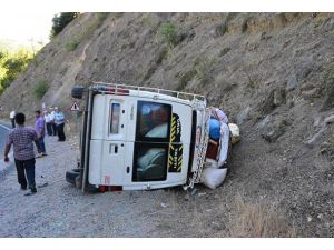 İşçileri taşıyan minibüs devrildi: 12 yaralı