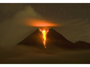 Pavlof yanardağı kül püskürtüyor